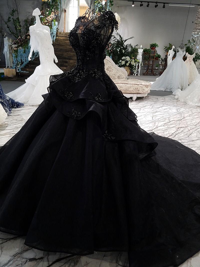 Tulle and Flo Bridal - 𝘘𝘶𝘦𝘦𝘯 𝘰𝘧 𝘵𝘩𝘦 𝘯𝘪𝘨𝘩𝘵 🖤🖤 The skies are  getting progressively darker so what better time than to share this black  veiled beaut 🖤 Dark princess vibes for